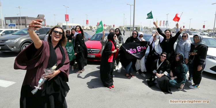 فتاة سعودية تصافح الشباب في شوارع المملكة