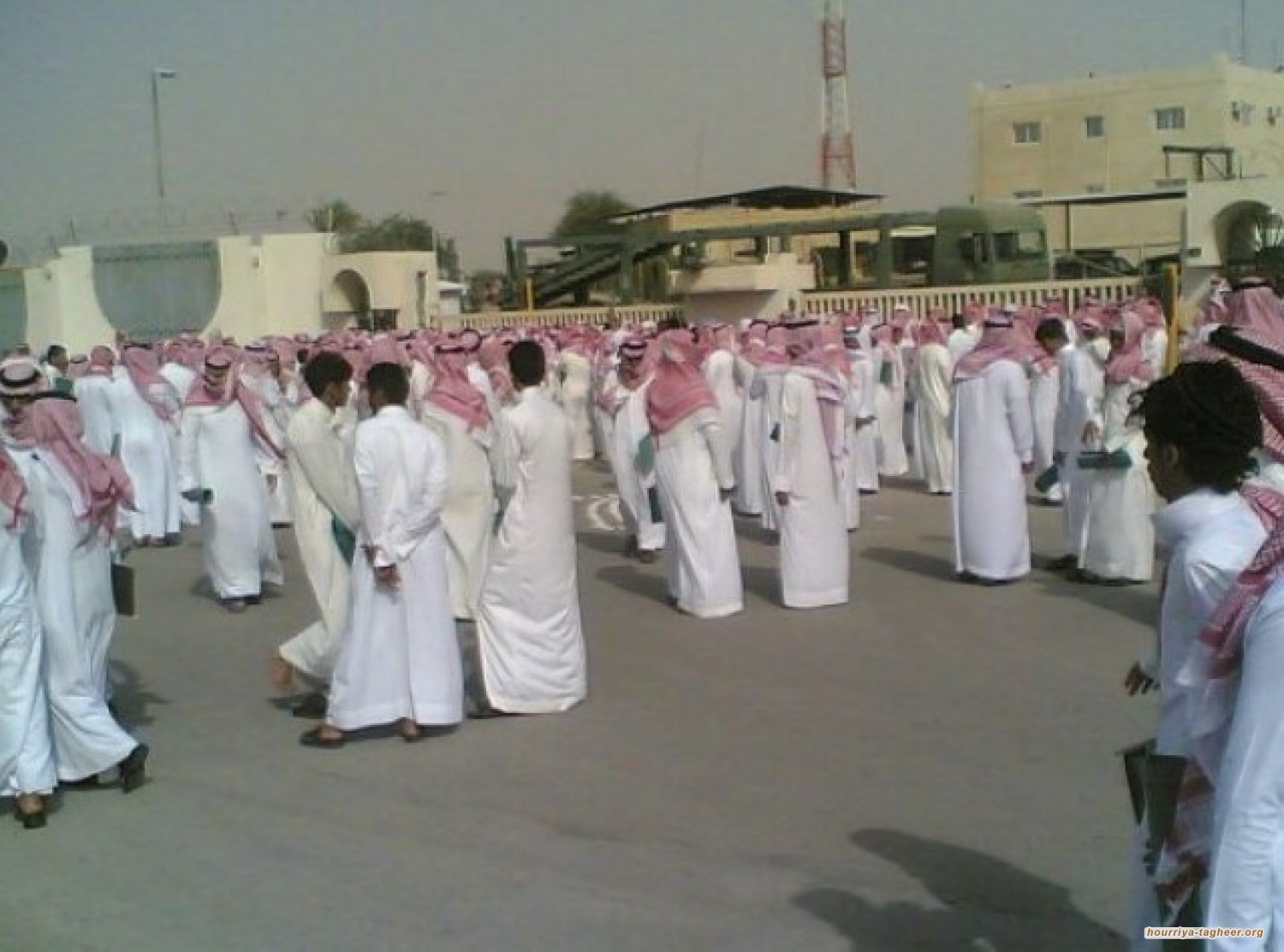 أين المفرّ من الدين والبطالة في السعودية؟
