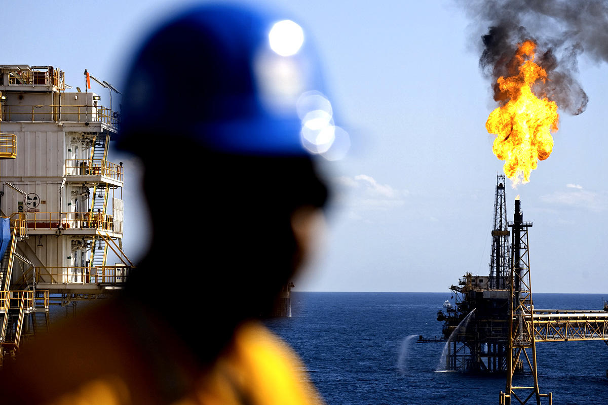 وزير سعودي يتهم مئات المؤسسات والمتنفذين بتهريب النفط الى الخارج!