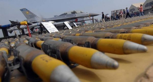 الغارديان ثلثي البريطانيين يعارضون بيع السلاح للسعودية بسبب جرائم الحرب
