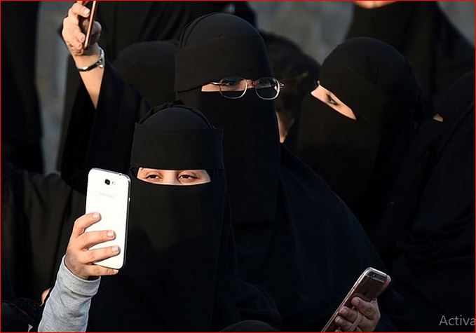 سجال واسع في السعودية بسبب قانونية تفتيش محادثات “واتس آب”
