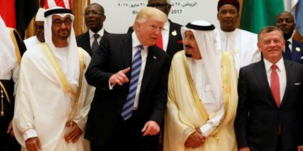 واشنطن بوست استراتيجية “ترامب” للسلام مع إسرائيل تقوم على إدخال السعودية والإمارات في المفاوضات