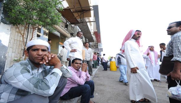 السعودية تلاحق الوافدين... رسوم إضافية على العمالة الأجنبية تدفعهم للرحيل
