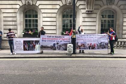 لندن: معتصمون يطالبون السعودية بالتوقف عن “العبث” في شؤون دول المنطقة