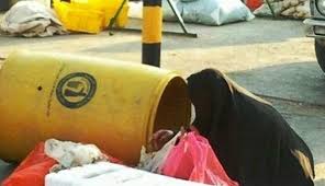 بالقرب من موائد مخابيل ال سعود عائلة من ثمانية افراد تقتات من براميل القمامة في العاصمة الرياض