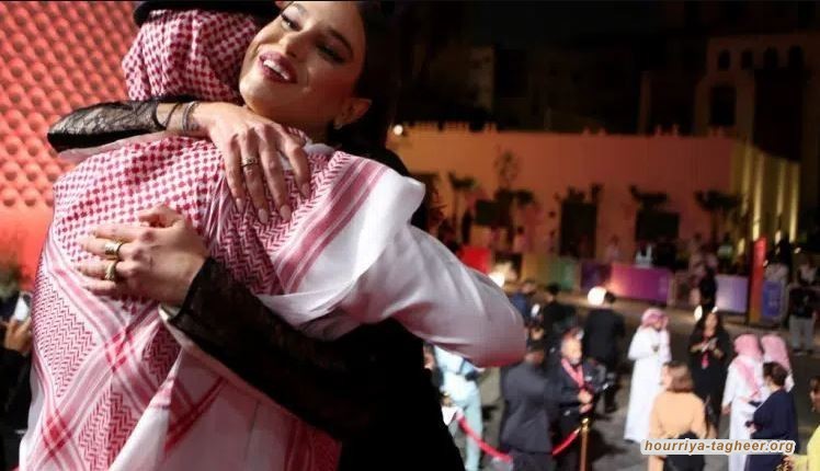 مسؤول سعودي يقبل النساء في مهرجان البحر الأحمر!