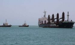 نظام آل سعود يواصل احتجاز 13 سفينة وقود ومواد غذائية في الحديدة