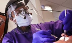 عامل بمهنة حدادة ينتحل صفة طبيب أسنان في الرياض