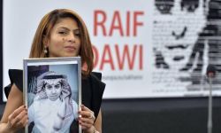 البرلمان الكندي يطالب حكومته بمنح الجنسية للمدوّن السعودي رائف بدوي