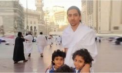 إحالة المعتقل “رائف بدوي” للمحاكمة بسبب إضرابه عن الطعام