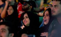 هيئة الترفيه تعرض مشاهد “احتضان وبوس” أمام السعوديات