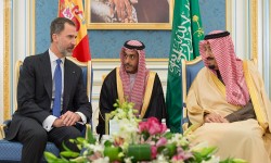 تنورة الوزيرة الإسبانية القصيرة تثير الرأي العام السعودي