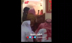 لحظة إنزال خطيب سعودي من على المنبر بالقوة واعتقاله