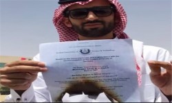 شاهد؛ طبيب سعودي يحرق شهادته احتجاجا على البطالة