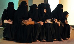 النظام السعودي يقيد حرية المرأة بالتنقل والعمل والصحة والسلامة