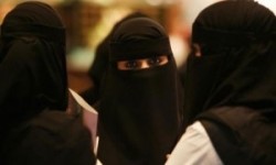 صحيفة “ذه ويك”: المرأة في السعودية تخضع للقراءة الدينية المتشدّدة لرجال الدين