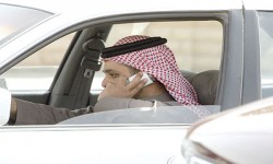  إمام سعودي يُفتي: استخدام الجوّال أثناء القيادة ‘كبيرة ومعصية لولاة الأمر‘