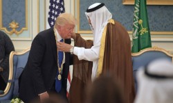 الملك سلمان يقلد ترامب وسام ’الملك عبد العزيز’ قُبيل انطلاق القمة السعودية  الأمريكية