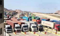 السلطات السعودية تمنع مرور الشاحنات القادمة من الإمارات
