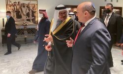 رئيس الوزراء الصهيوني في البحرين بمباركة وحفاوة سعودية