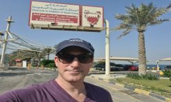 من البحرين.. صحفي إسرائيلي يتباهى بصورة أمام حدود السعودية