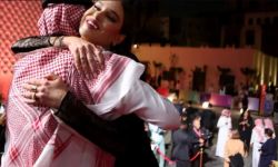 مسؤول سعودي يقبل النساء في مهرجان البحر الأحمر!