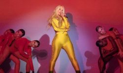 المغنية والممثلة الإباحية “إيجي أزاليا” تمزّق بنطالها خلال العرض وتحول حفلها لفضيحة