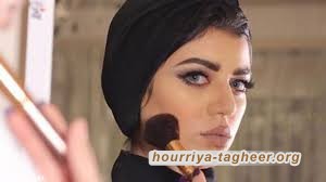 السعودية تحقق في نشر ناشطة صورة لنجلها بثياب فتيات