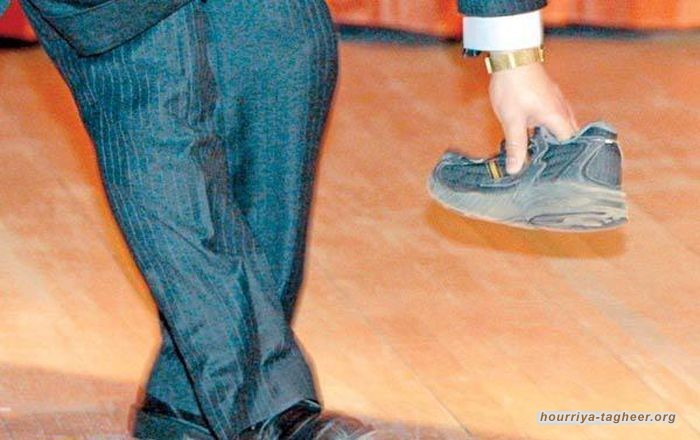 موظف يقاضي مديره الأجنبي بتهمة رميه بالحذاء