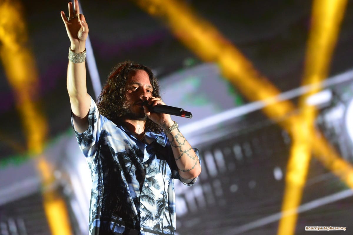 فتاة ترمي ملابسها الداخلية على مغنٍ أمريكي بحفلات ال الشيخ