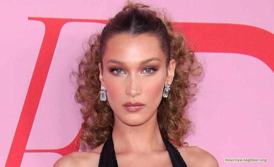 عارضة فلسطينيّة تضع حذاءها على شعار السعودية والإمارات