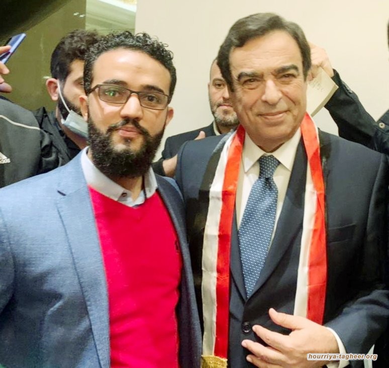 جورج قرداحي متوشحا العلم اليمني