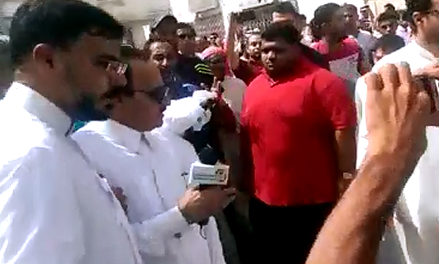 بالفيديو: الجماهير تطرد مراسل الاخبارية من القديح