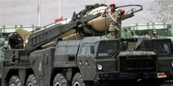 اليمن يدشن صاروخ "بركان" باطلاقه باتجاه العمق السعودي + صورة