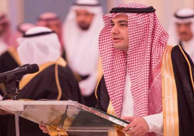 منع كاتب سعودي عن الكتابة لوصفه أبيات وزير الإعلام في مدح الفيصل بـ “السرقة الشعرية مكتملة الأركان”