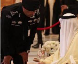 الحارس الشخصي للعاهل السعودي يُثير الجَدل بساعة يَدُه والتي يُقدّر ثَمنها بحوالي 3 ملايين ريال