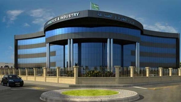 «التجارة» تعترف لـ « الشورى» بعجزها عن كبح التستر التجاري والبضائع المقلدة