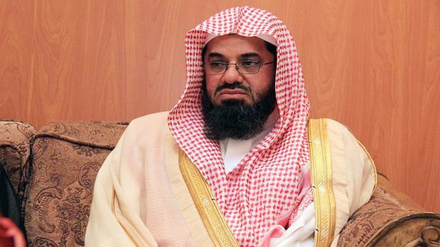  هكذا علق إمام وخطيب المسجد الحرام على قرار أسعار الكهرباء والوقود بالسعودية