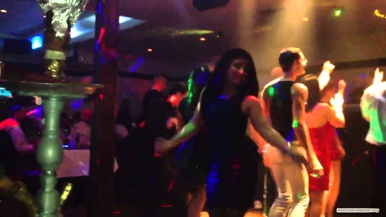 فتاة شبه عارية ترقص في أحدى بارات الحلال