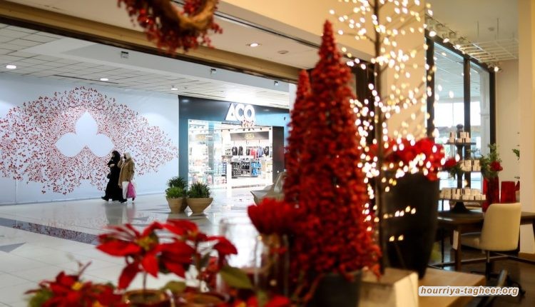 أشجار الكريسماس تُغرق شوارع السعودية وتباع علناً لأول مرة