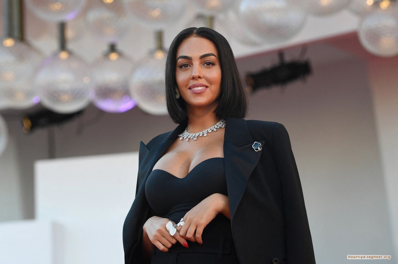 جورجينا ملابس مثيرة وتستعرض أنوثتها في حديقة بالرياض