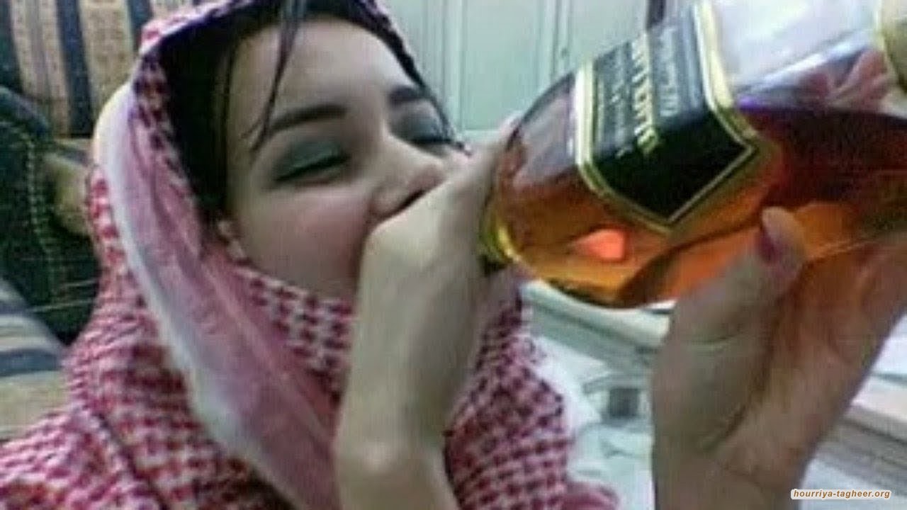 فضيحة أخلاقية جديدة تهز السعودية.. هل يسمح خارم الحرمين بالخمور والمثلية