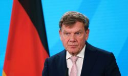 عطل يحجز وزير الخارجية الألماني في مطار الرياض