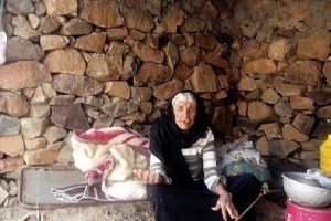 ازدحام الناس من اجل تخفيضات اعلن عنها مركو تجاري بالمخواة (احنا بخير)