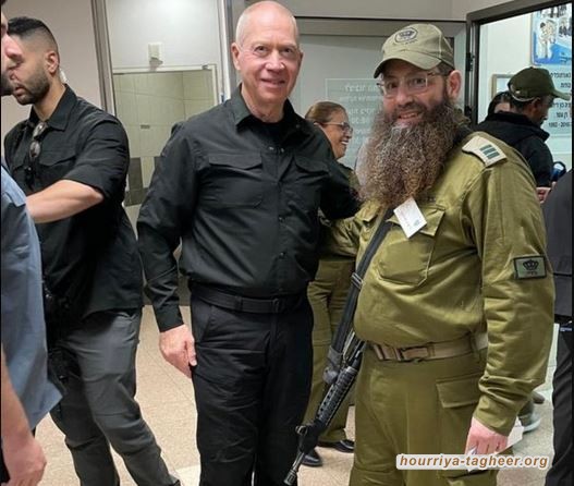 غضب بعد ظهور "حاخام الرياض" مسلحا بجانب وزير الدفاع الصهيوني