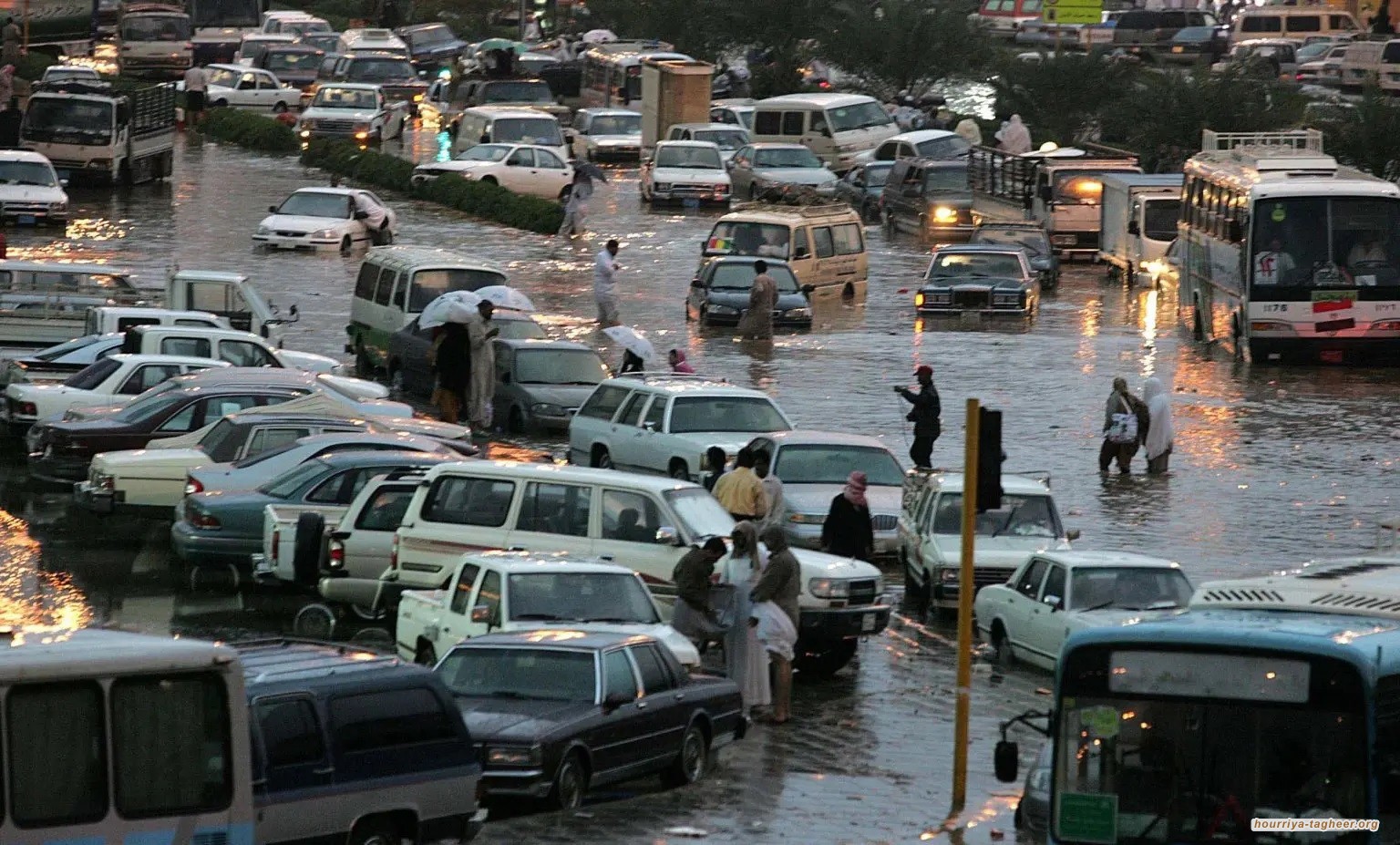 سيول مكة المكرمة تغرق الشوارع وتعطل الدراسة وتمنع الصلاة في المساجد