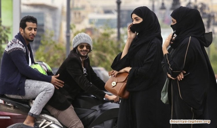 تحرش عدد كبير من الشباب بسيارة فتيات في الرياض