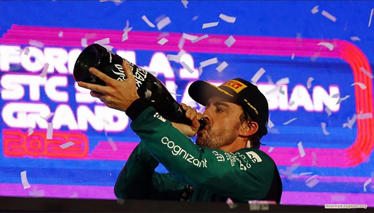 سائق “فورمولا 1” يحتفل بشرب الشمبانيا على منصة التتويج في السعودية