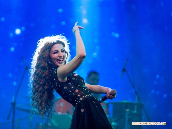 ميريام فارس تهزّ مؤخرتها برقصة مثيرة أمام آلاف في السعودية وتشعل جدلاً