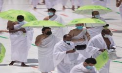 السعودية تروج لرؤية 2030 بشمسيات في مطاف المسجد الحرام
